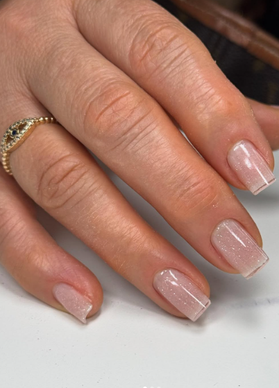 Esmaltação em gel delicada e duradoura